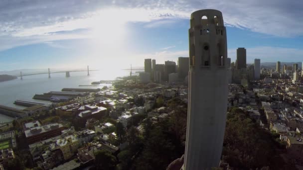 Paisaje urbano con Coit Tower en un día soleado — Vídeos de Stock