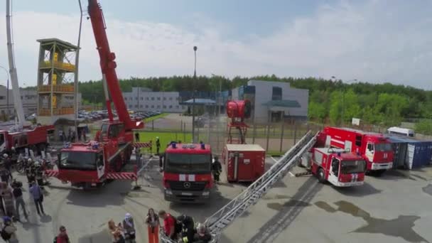 Remiza strażacka z strażaków i reporterzy w pobliżu transport specjalistyczny — Wideo stockowe