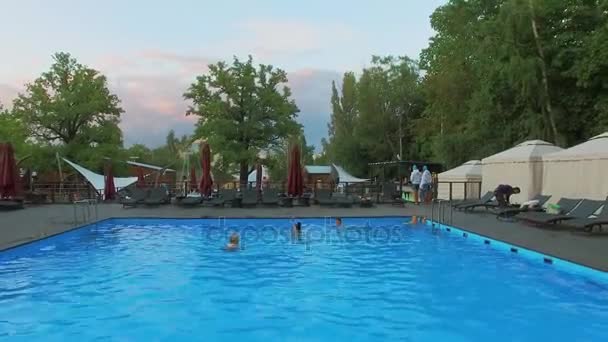Persone nuotare in piscina di spiaggia urbana Porto — Video Stock