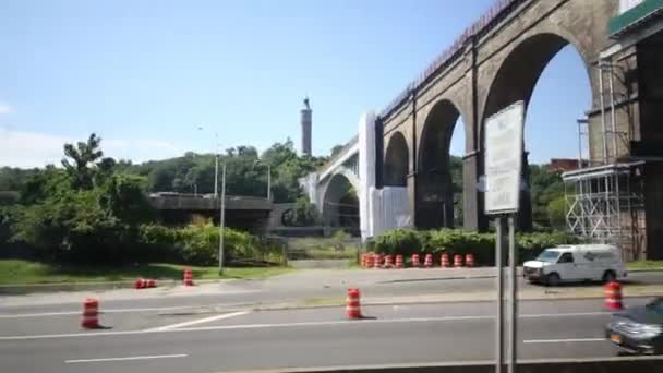 Bilar mouving på väg under bron — Stockvideo