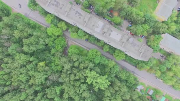 Voitures rouler par la route près de la maison résidentielle 