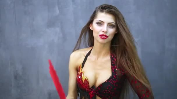 Modelo menina com danças de ventilador vermelho — Vídeo de Stock