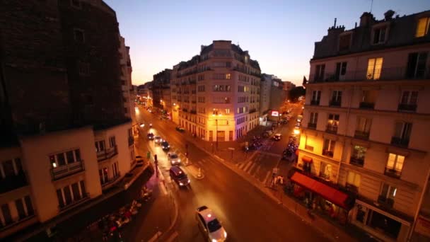 车在晚上在巴黎街道的拐角处 — 图库视频影像
