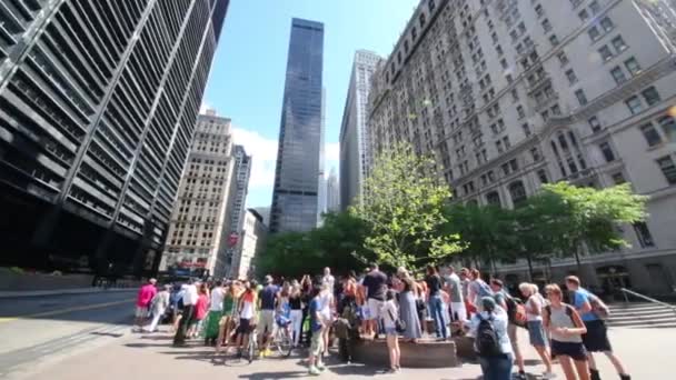 New York'ta Caddesi'nde turistler — Stok video