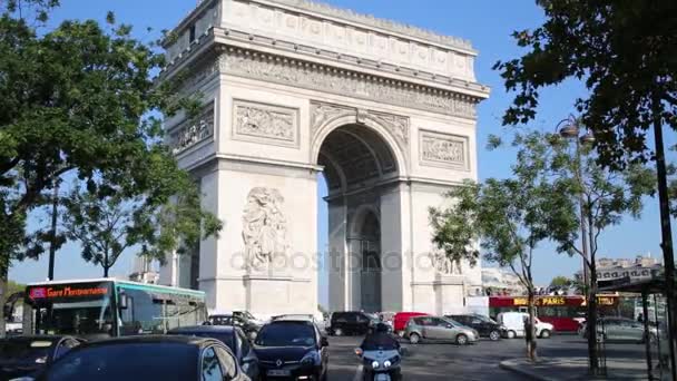 Trafic de transport près de Arc de Triomphe — Video