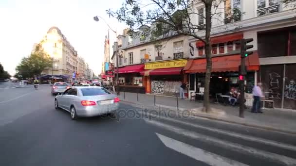 Straat met bewegende auto's en cafés in Parijs — Stockvideo