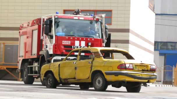 Vrachtwagen duwt gehavende auto op grondgebied van brandweerkazerne brand — Stockvideo