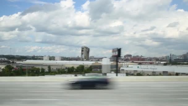 Movimiento en coche en la zona industrial de Filadelfia — Vídeos de Stock