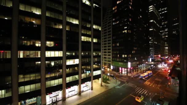 Gatan på natten i New York — Stockvideo
