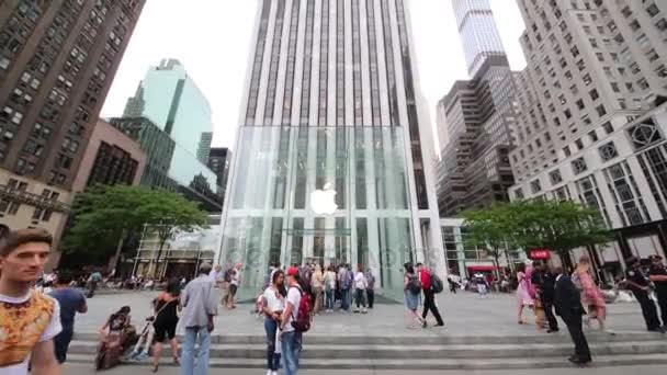 Glas apple store i new york city — Stockvideo