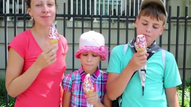 Anne, oğlu ve kızı dondurma yemek — Stok video