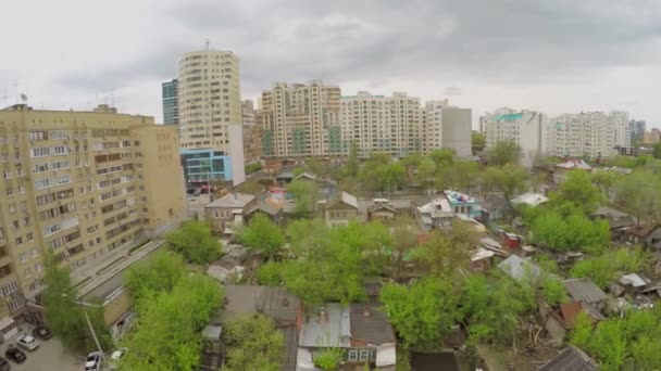 Shantytown wśród wysokich domów mieszkalnych — Wideo stockowe