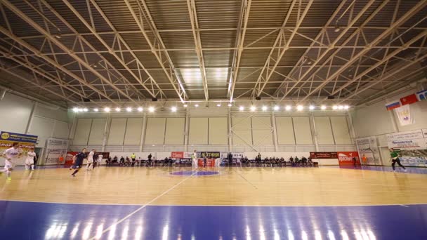 Homens correm no campeonato russo de jogo de futebol indoor — Vídeo de Stock