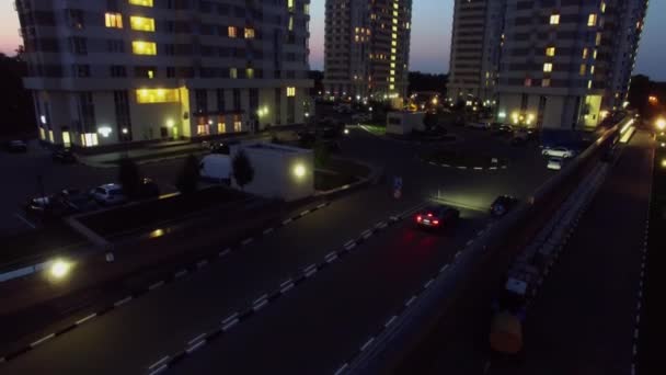 Coches paseo cerca del complejo residencial — Vídeo de stock