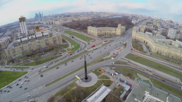 Megalopolis Gagarin anıt yakınındaki trafik ile — Stok video