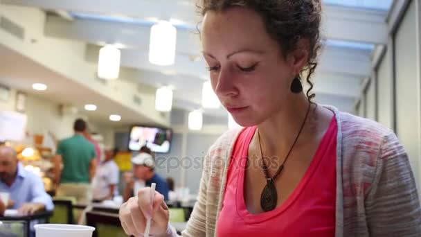 Joyeux jeune femme mange dans un café — Video