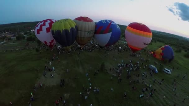 Gente fotografiando globos inflados — Vídeo de stock