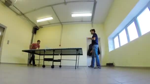 Uomini e un adolescente giocare a ping-pong — Video Stock