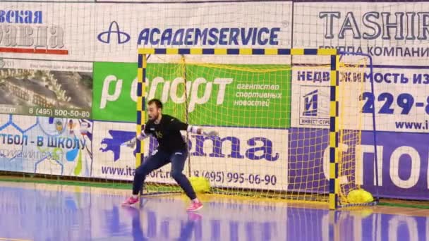 Pernas de homens correndo se preparando para mini-jogo de futebol — Vídeo de Stock