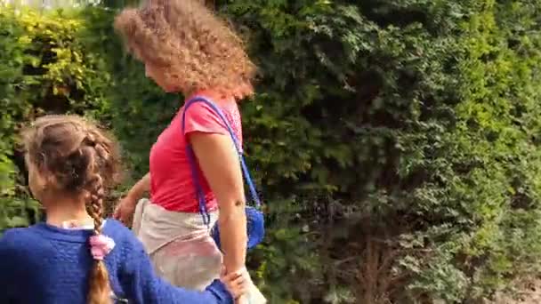 Frau mit Kindern spaziert durch Labyrinth — Stockvideo