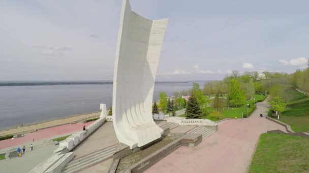 Monumento de Ladya em aterro — Vídeo de Stock