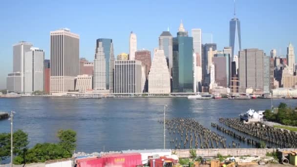 Grattacieli alti vicino al fiume nella città di New York — Video Stock