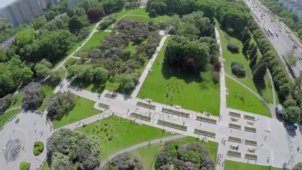 Les gens marchant dans les ruelles du Jardin du Lilas — Video