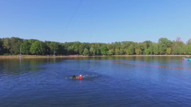 Chica trata de montar en wakeboard — Vídeos de Stock