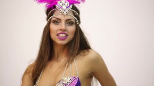 Mädchen im exotischen Kostüm tanzt Hüftschwung — Stockvideo