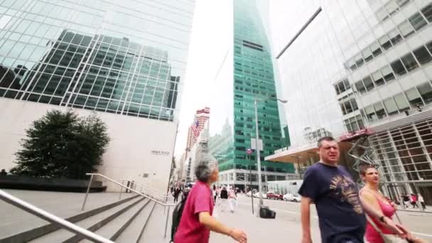 Curta as pessoas e Bank of America Tower — Vídeo de Stock