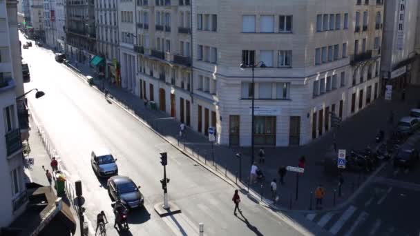 Esquina de la calle en la zona de dormir en París — Vídeo de stock