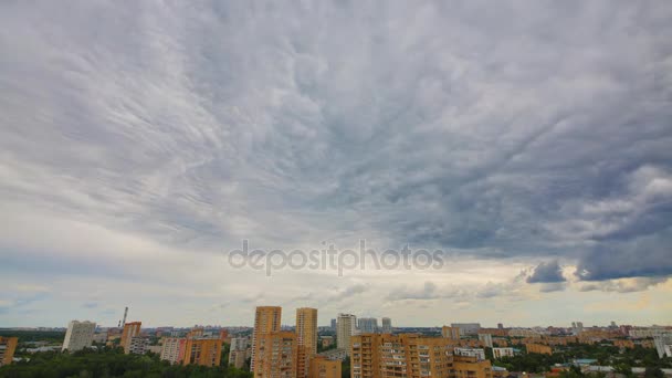Nuvole che si muovono sopra il complesso residenziale — Video Stock