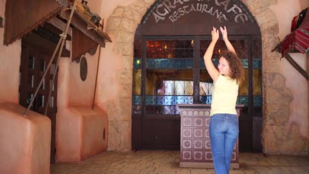 Jonge vrouw danst in Arabisch restaurant — Stockvideo