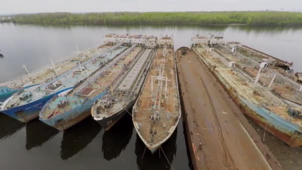 Amarre con varios buques cisterna en el río Volga — Vídeos de Stock