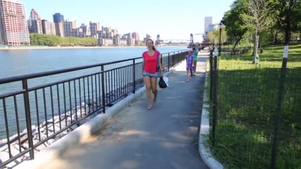 Žena, dívka a chlapec chodí na nábřeží v New Yorku — Stock video