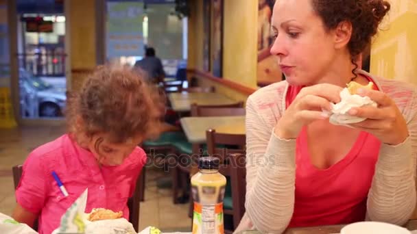 Madre e hija en la cafetería comer comida sabrosa — Vídeo de stock