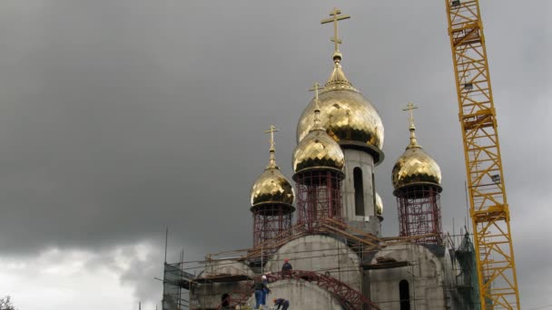 Trabajadores que trabajan en la construcción de la iglesia Matrona — Vídeos de Stock