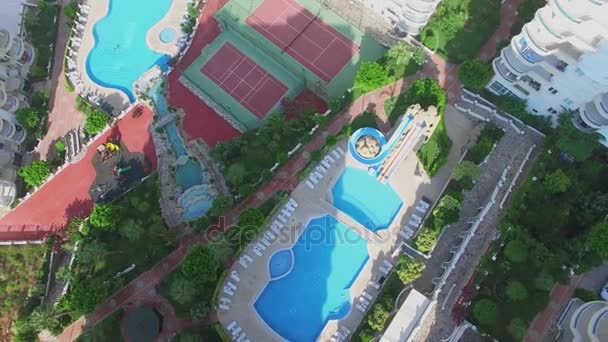 Korty tenisowe i baseny wśród budowli mieszkalnych — Wideo stockowe