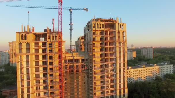 Local de construção do complexo habitacional com gruas — Vídeo de Stock