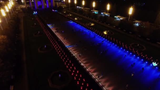 Туристи ходити по Головна алея поблизу фонтани під час фестивалю — стокове відео