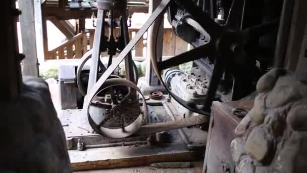 Mechanisme met roestige wielen buiten spinnen — Stockvideo