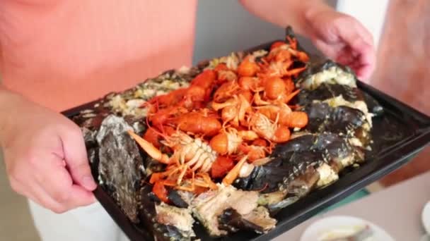 男人握托盘配煮螯虾，鲟鱼 — 图库视频影像