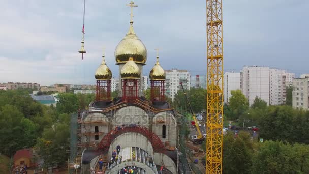 Колокол висит на кране над церковью — стоковое видео