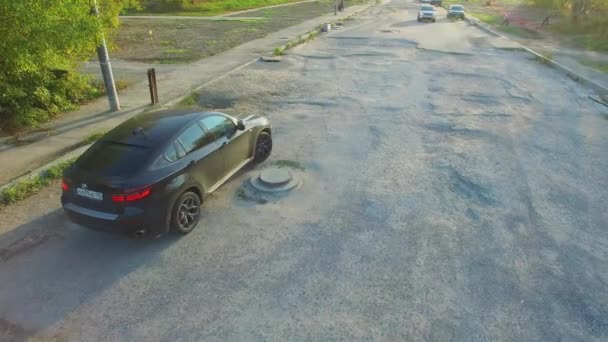 Auto's rijden door straat met herstelde weg — Stockvideo