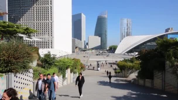 Escalera cerca de La Grande Arche de la Defense en París — Vídeos de Stock