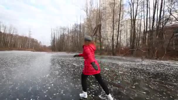 Женщина катается на коньках на замерзшем болоте зимой — стоковое видео
