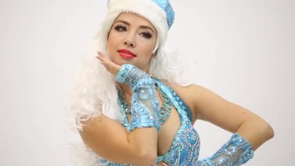 Snow Maiden ger blåsa kyssar poserar — Stockvideo
