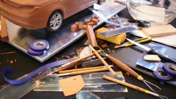 Outils pour modéliser une voiture miniature en argile — Video