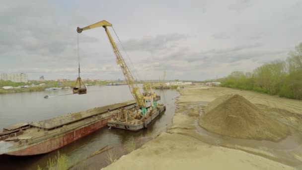Déchargement d'une péniche de sable sur le rivage de la Volga — Video