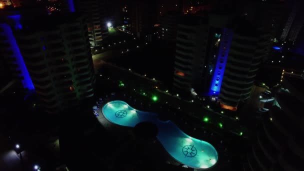 Mijn Marine Residence hotel met verlichte zwembaden bij nacht — Stockvideo